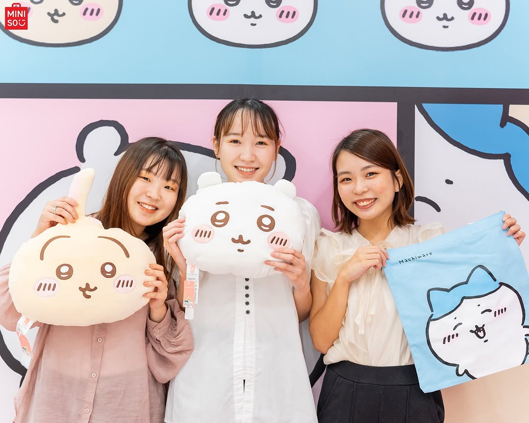 People with Chiikawa Plushies